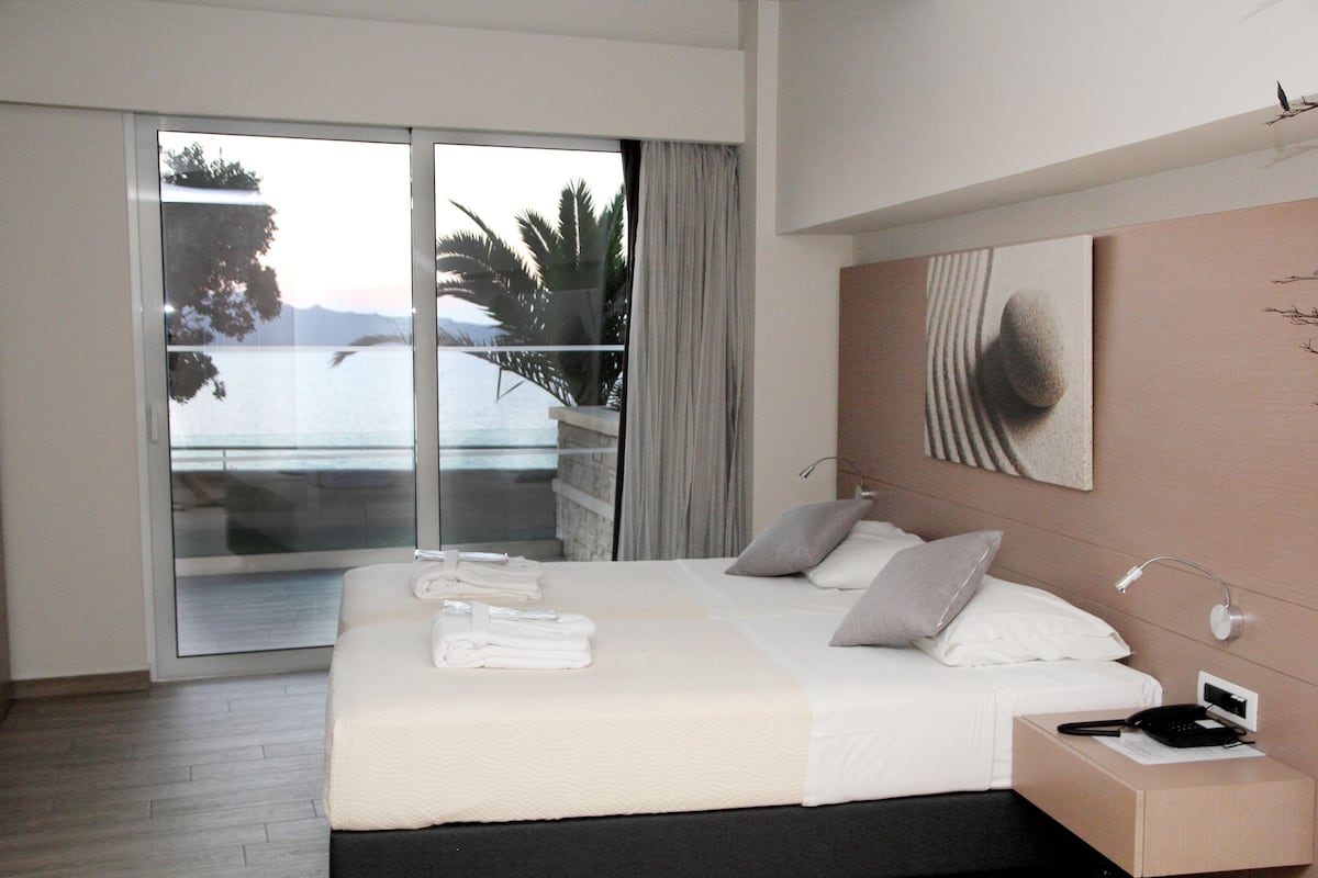 Pillowtop beds, in-room safe, desk, blackout drapes