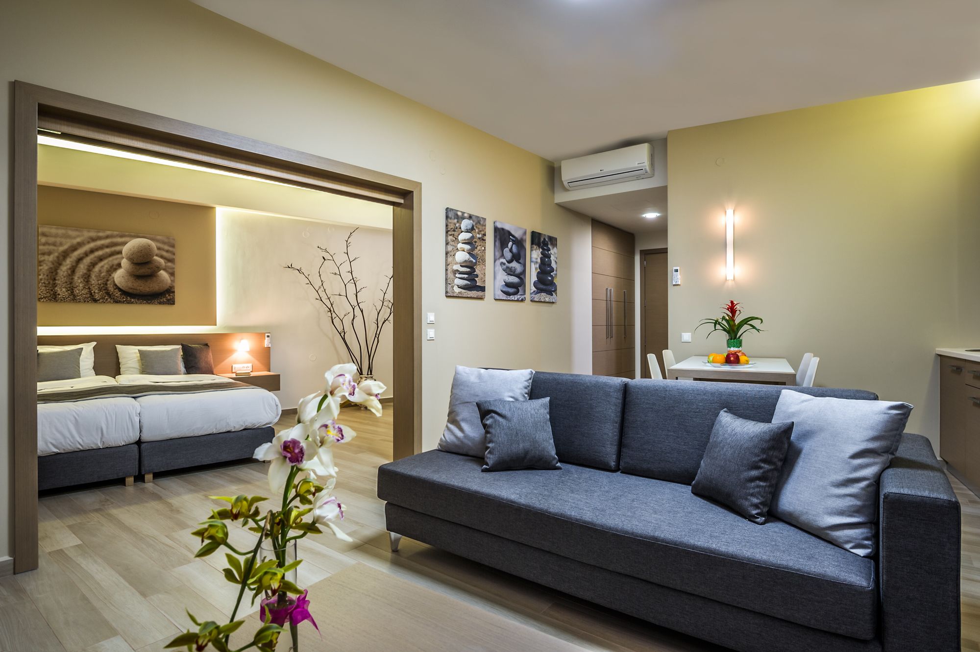 Suite junior, vista al mar | Sala de estar | Televisión LCD de 32 pulgadas con canales vía satélite y televisión 