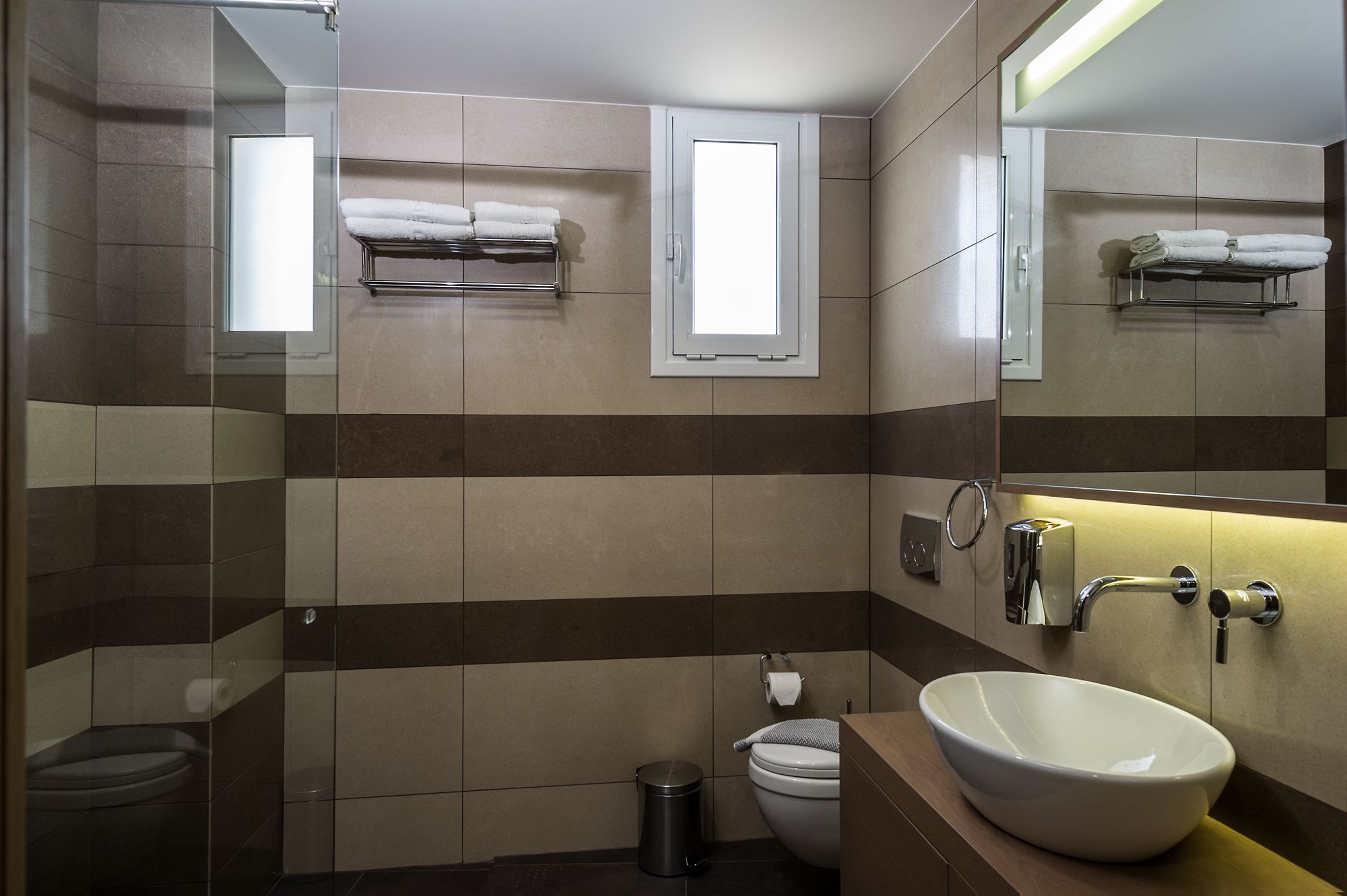 junior suite, sea view | bathroom | shower, rainfall showerhead, free toiletries, hair dryer