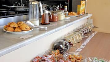Ein reichhaltiges Buffet mit verschiedenen Speisen und Beilagen.