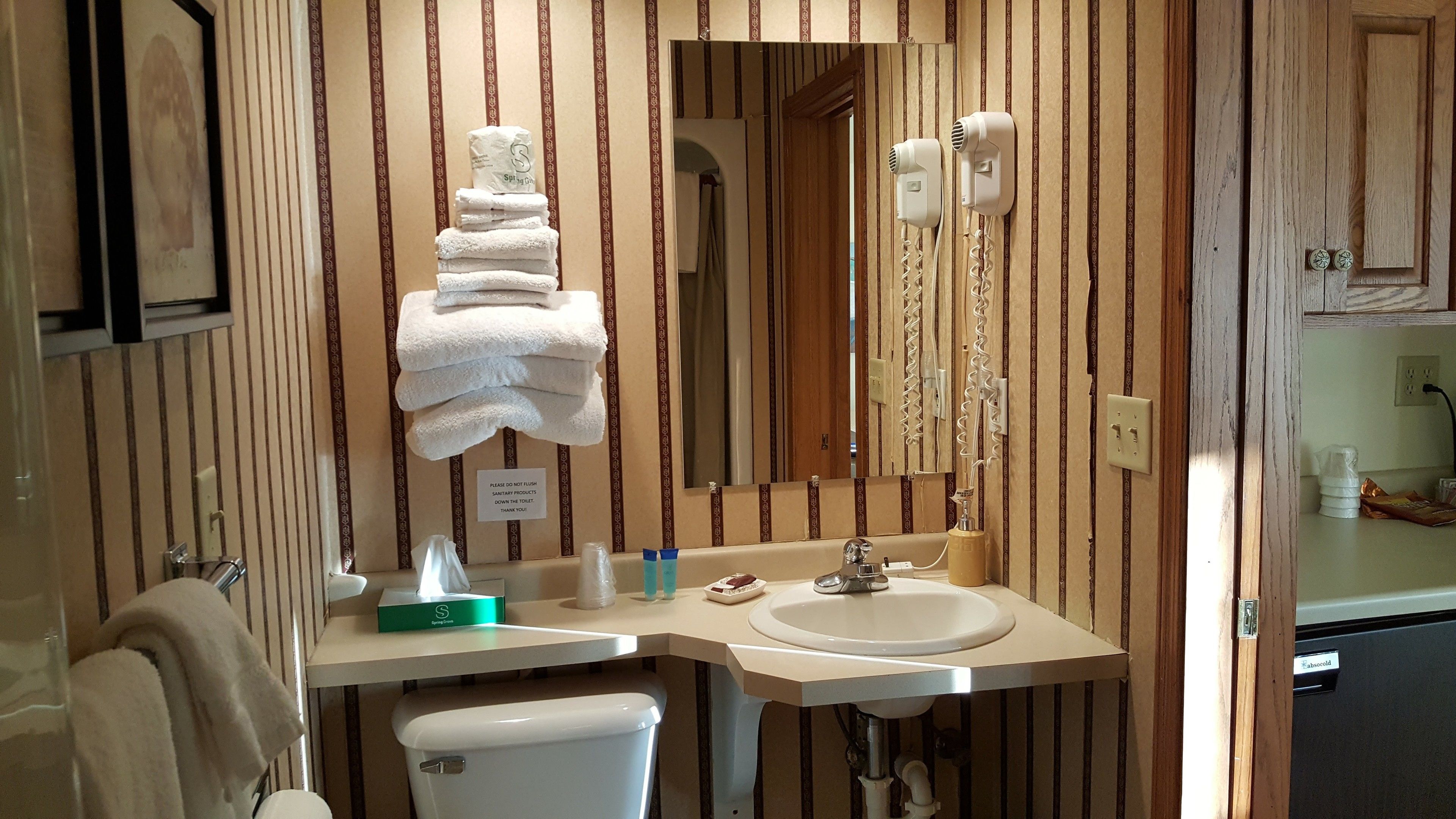 standard room, 1 queen bed, bay view | bathroom | shower, free toiletries, hair dryer, towels