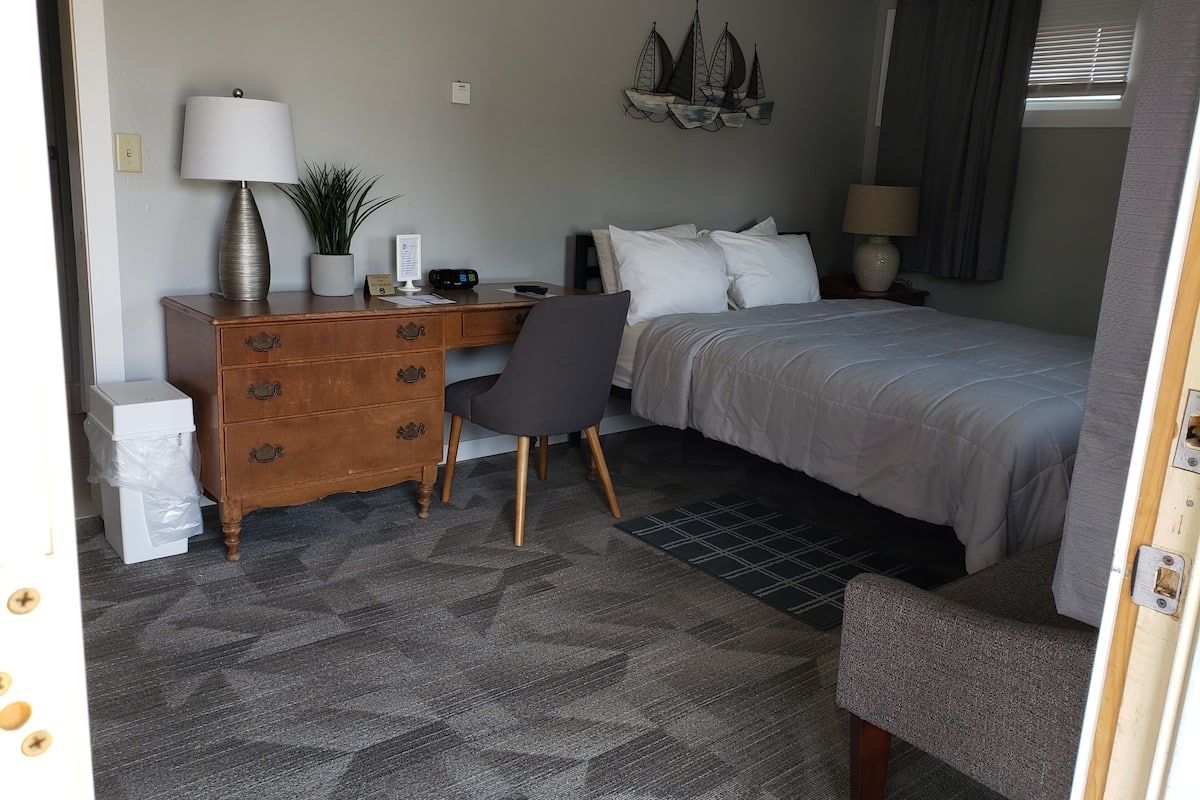 Habitación estándar, 1 cama Queen size, refrigerador y microondas, planta baja | Decoración personalizada y muebles diferentes