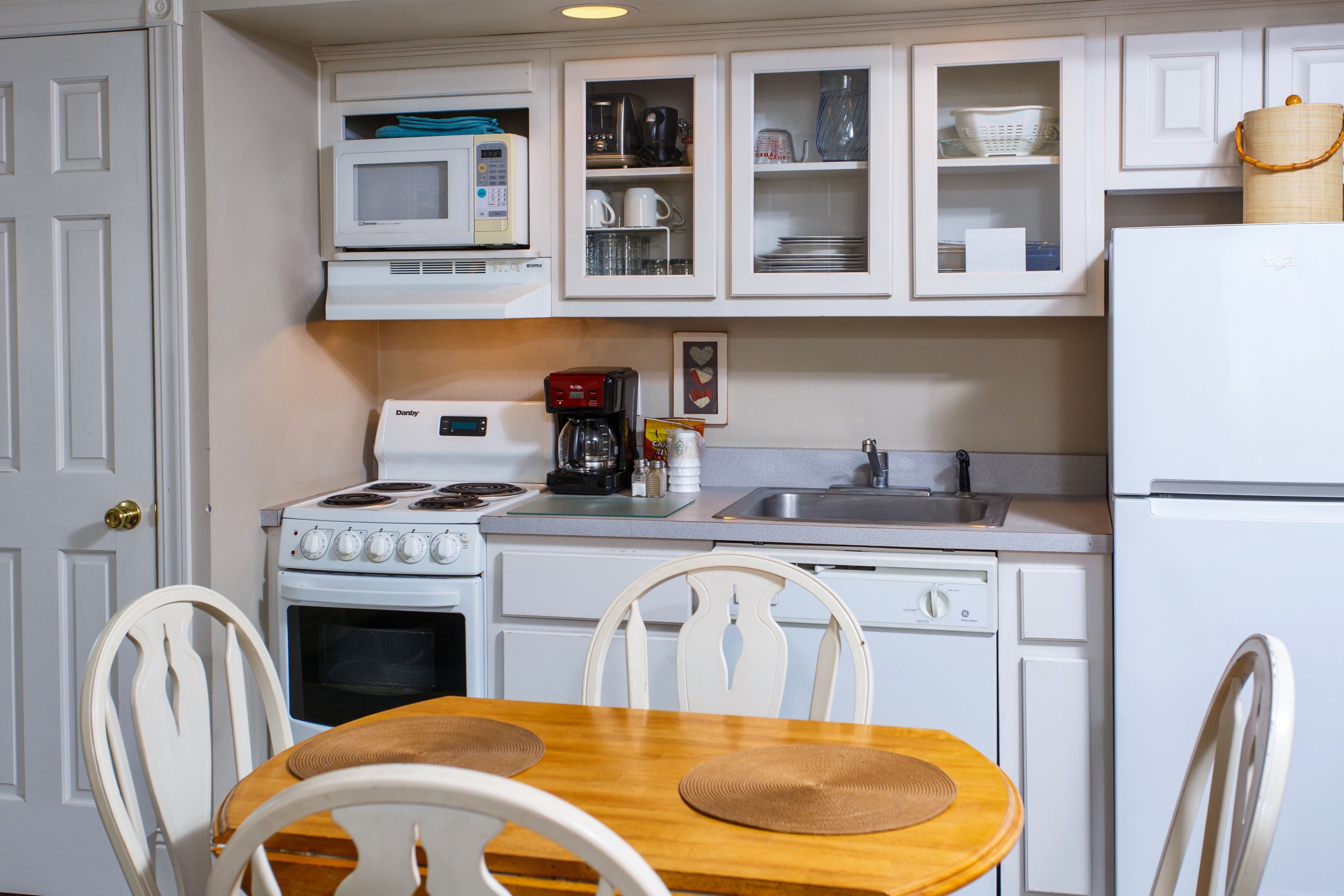 deluxe cottage, 2 bedrooms, kitchen, bay view | in-room dining