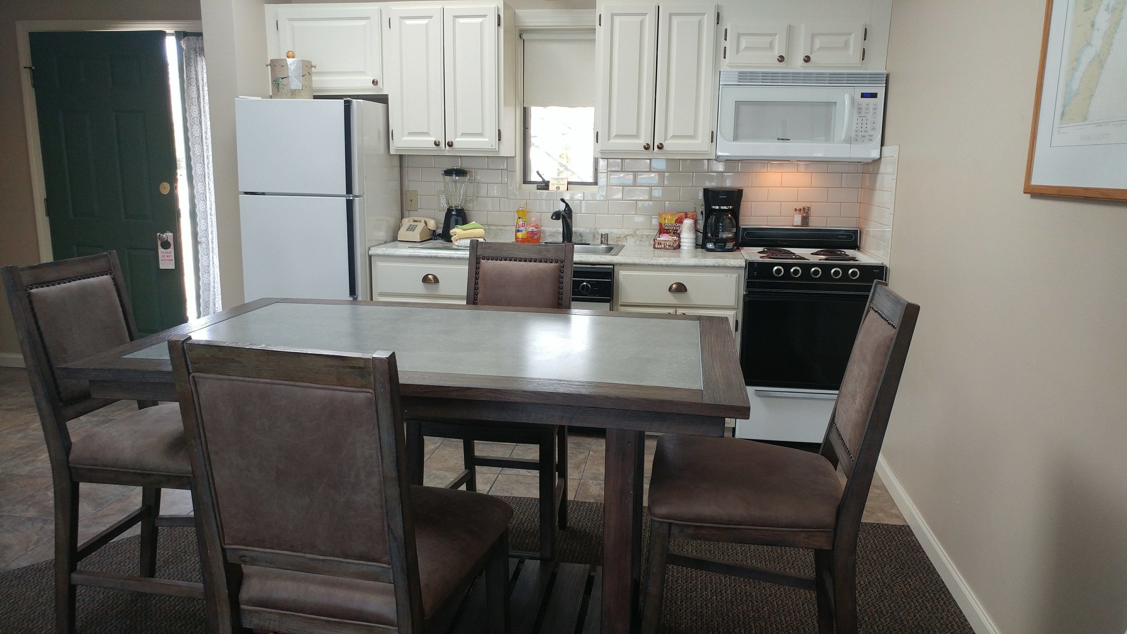 deluxe suite, 2 bedrooms, kitchen, bay view | individually decorated, individually furnished, laptop workspace