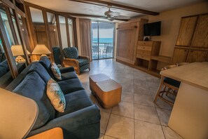 公寓式客房, 1 间卧室, 阳台, 海洋景观 (Leeward) | 客厅 | 平板电视