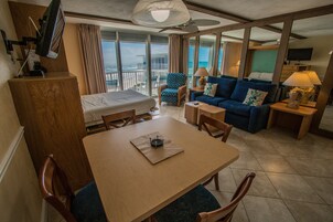 开间, 阳台, 海洋景观 (Sunward) | 起居区 | 平板电视