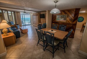 Apartment, 2 Schlafzimmer, Balkon, Meerblick (Captain's Quarters) | Wohnzimmer | Flachbildfernseher