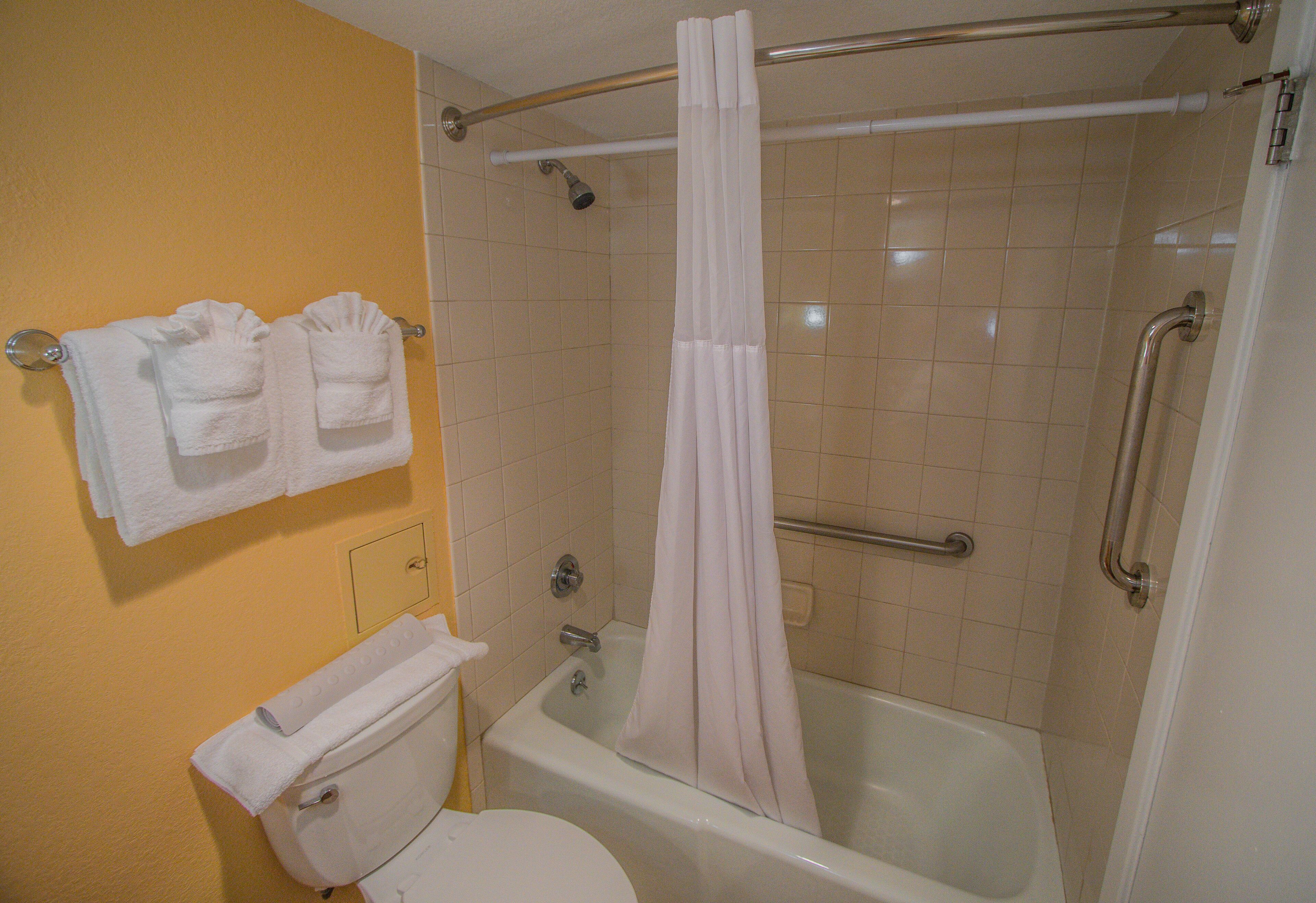 Kylpyhuone, jossa on kylpyamme, wc ja suihkutila.