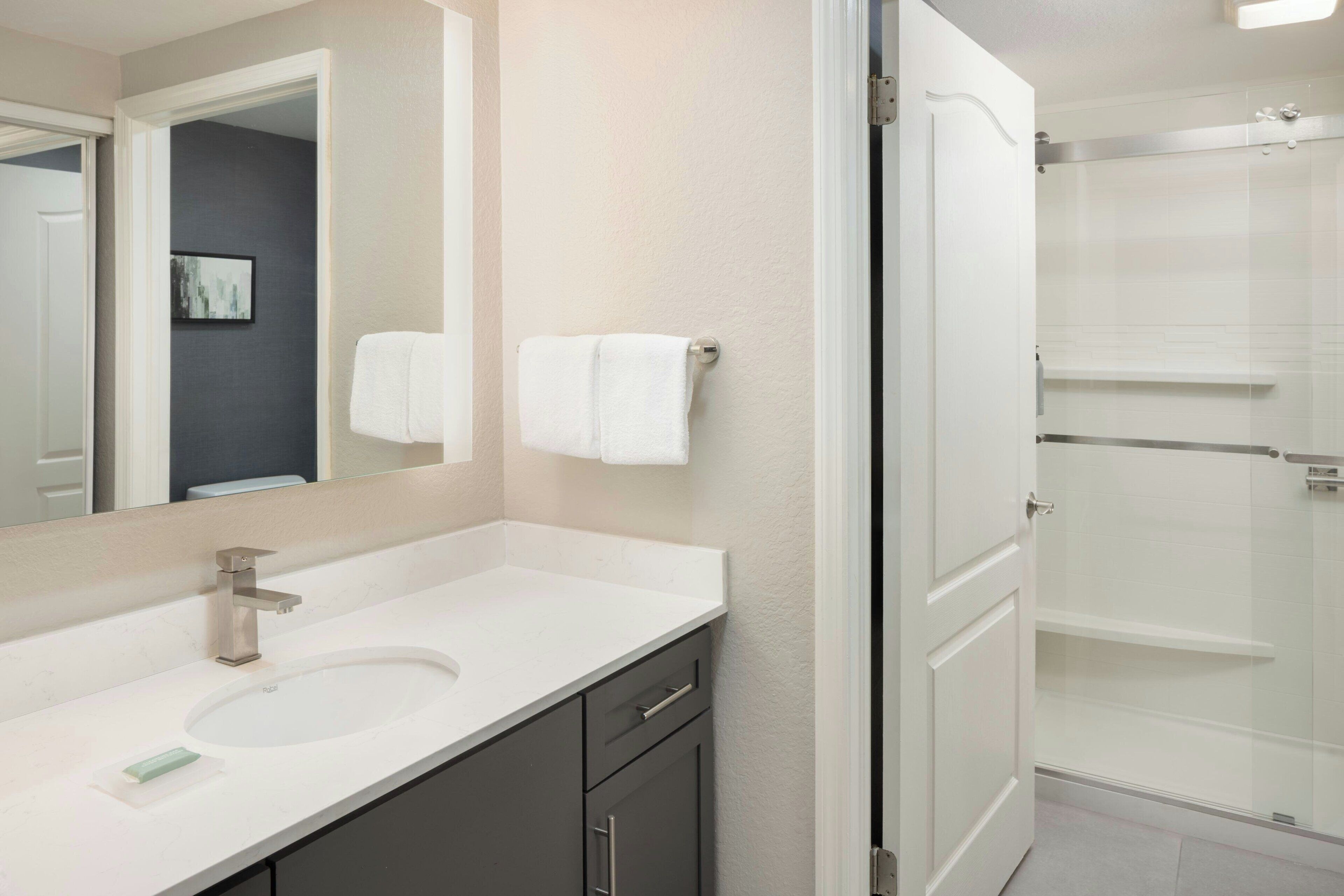 suite, 1 bedroom, smoking | bathroom | combined shower/bathtub, designer toiletries, hair dryer, towels
