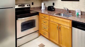 Suite, 2 Bedrooms, Smoking | Dapur peribadi | Peti sejuk/penyejuk beku saiz penuh, ketuhar gelombang mikro, dapur