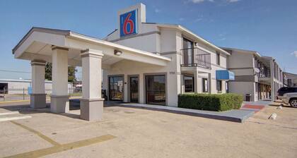 Motel 6 Lancaster, TX - DeSoto - Lancaster