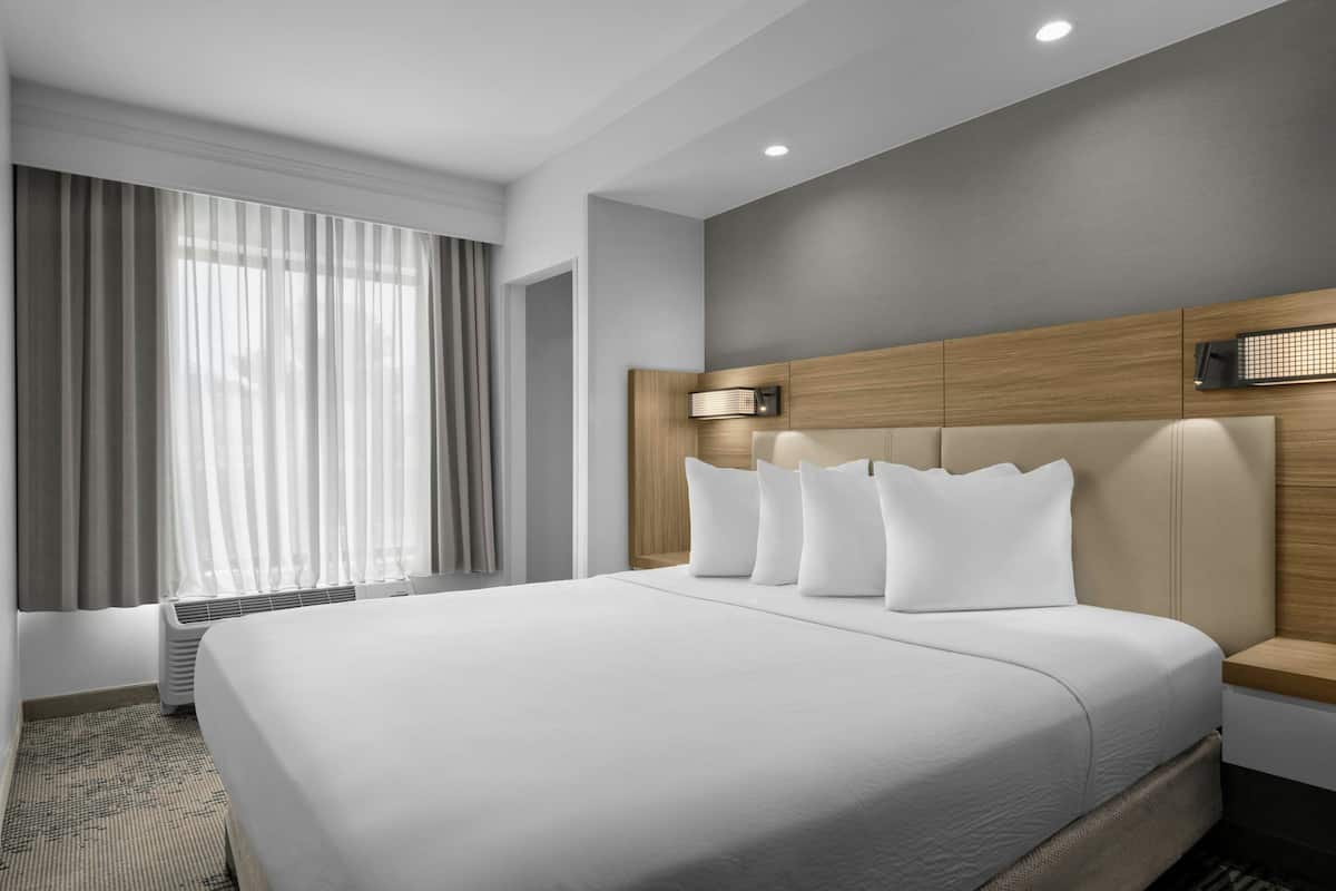 1 bedroom, premium bedding, desk, laptop workspace