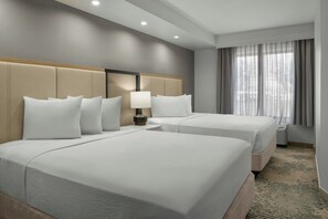 أغطية فراش متميزة ومكتب ومساحة عمل للكمبيوتر المحمول وستائر تعتيم