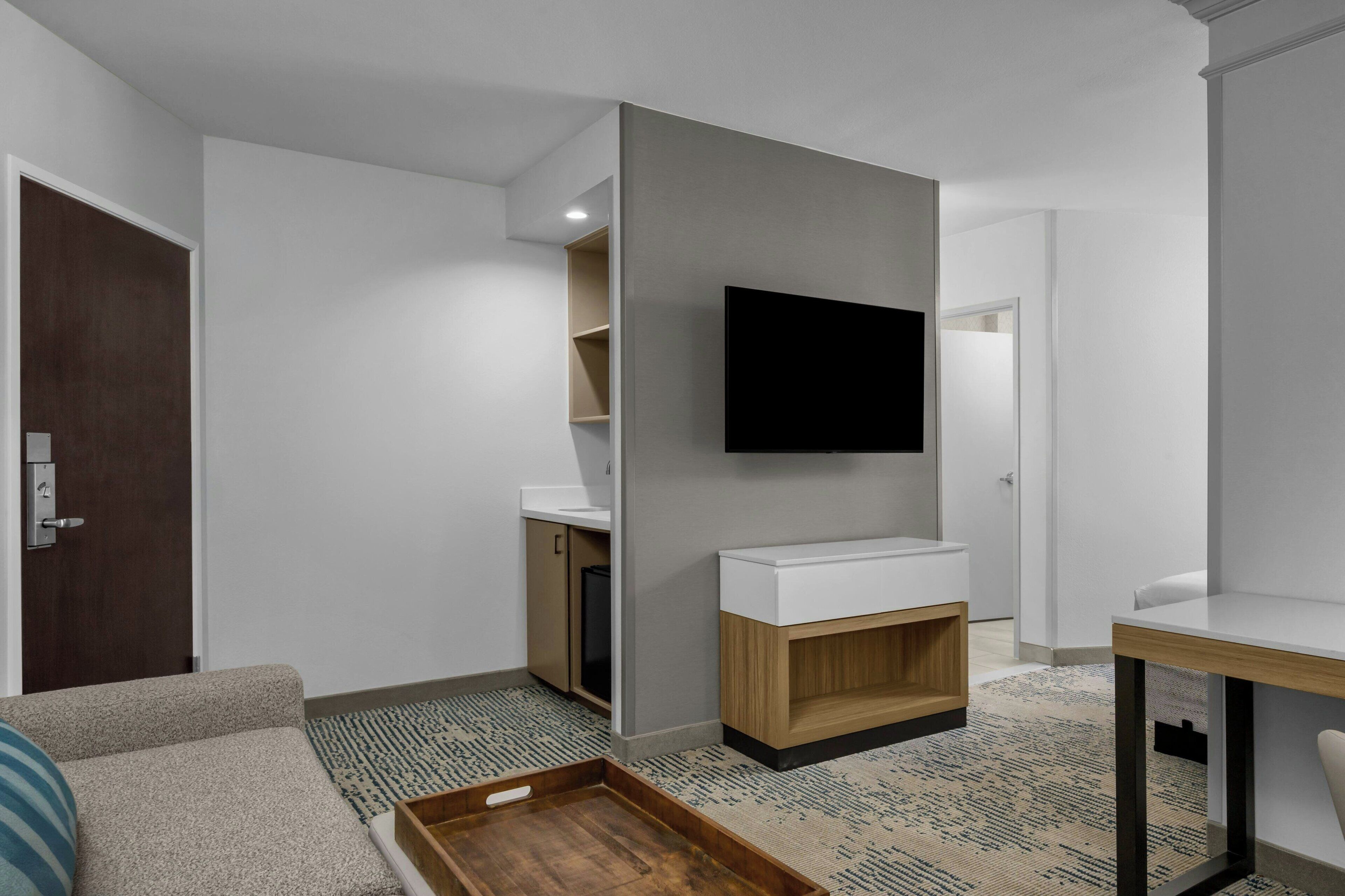 1 bedroom, premium bedding, desk, laptop workspace