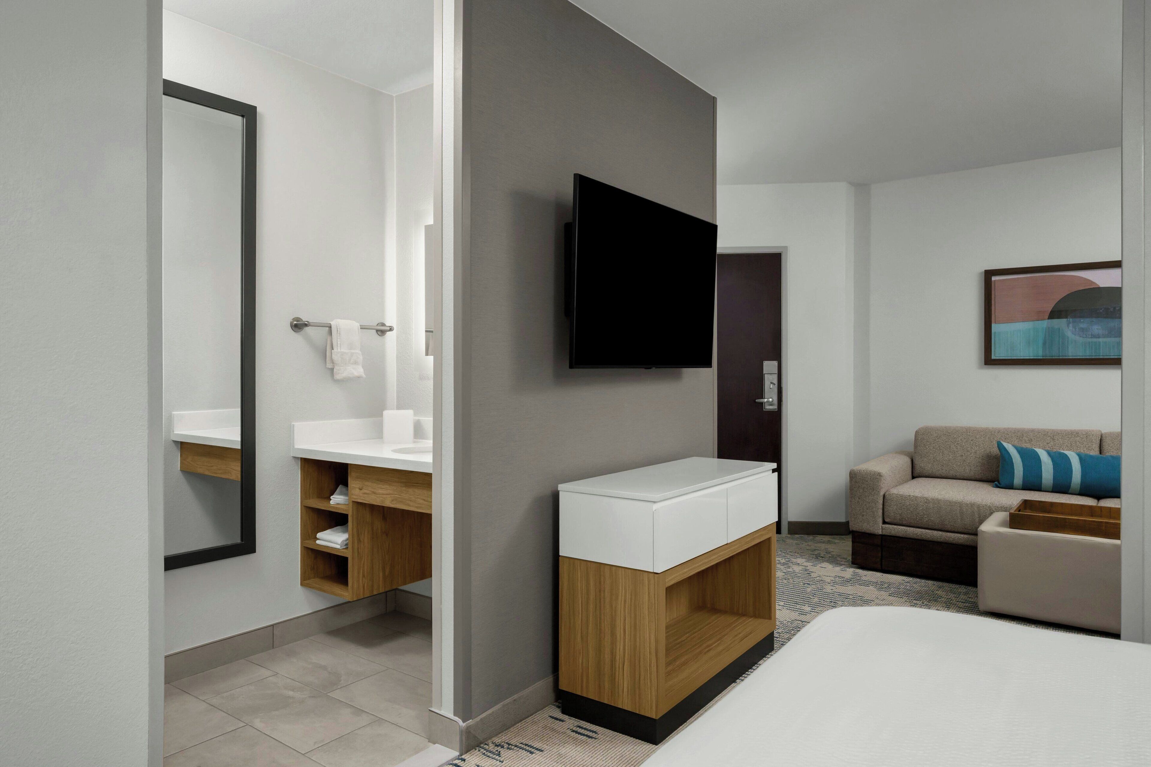 1 bedroom, premium bedding, desk, laptop workspace