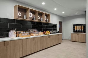 Café da manhã com buffet grátis todos os dias