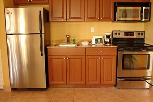 Refrigerador, microondas, cafetera/tetera, utensilios de cocina