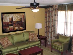 32-inch TV with premium channels - The Away Inn (Lauderdale-by-the-Sea)