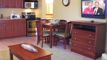 Suite, 1 Queen Bed with Sofa bed, Non Smoking | Premium bedding, in-room safe, blackout drapes, iron/ironing board