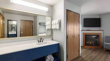 Studiosuite – superior, 1 kingsize-seng | Bad | Kombinert dusj/badekar, hårføner og håndklær