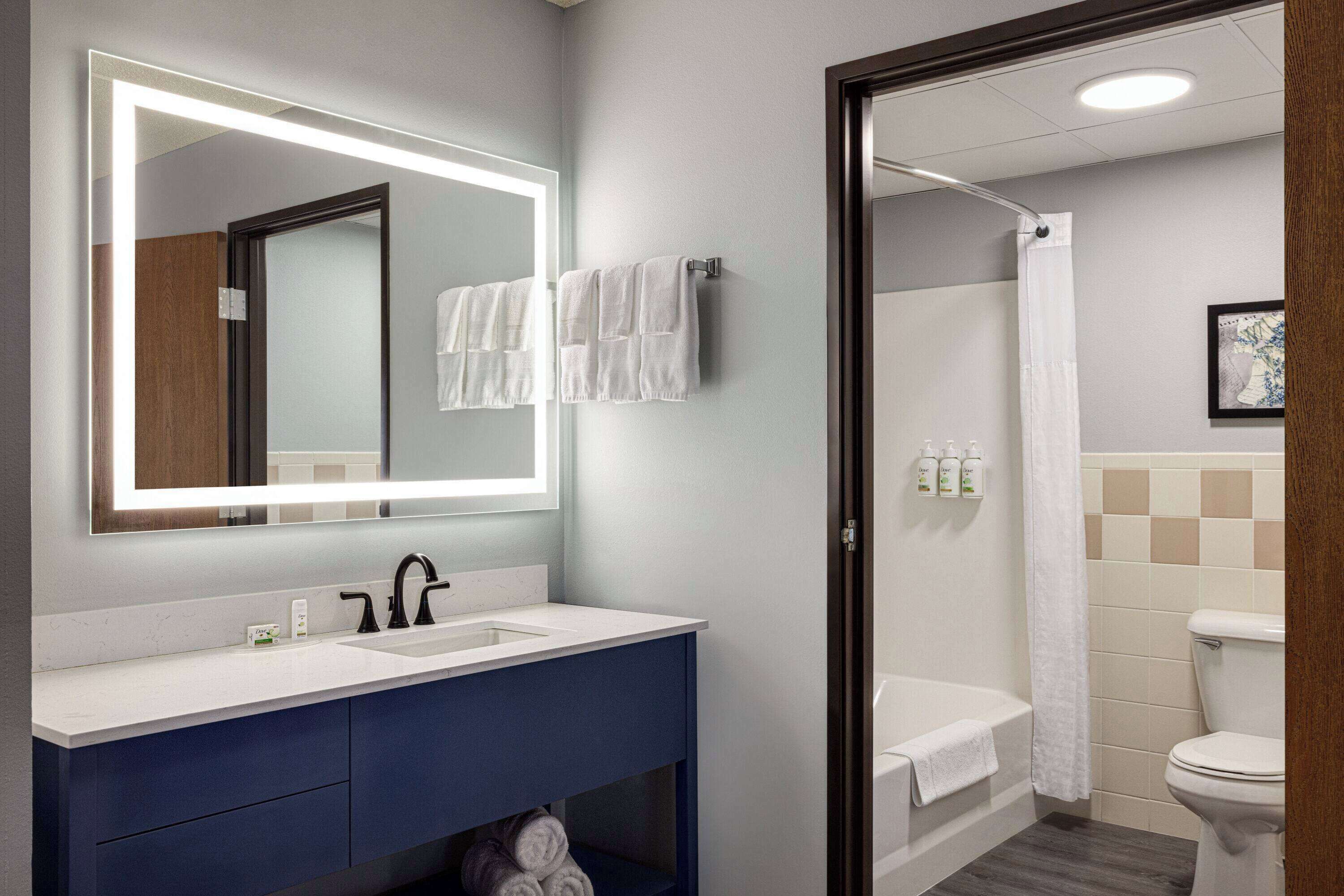 Combined shower/tub, hair dryer, towels