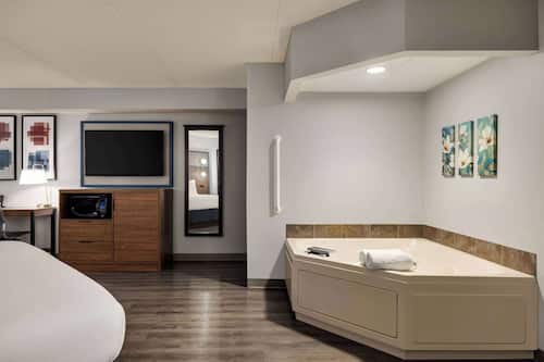 Deluxe Room, 1 King Bed | Desk, laptop workspace, blackout drapes, soundproofing