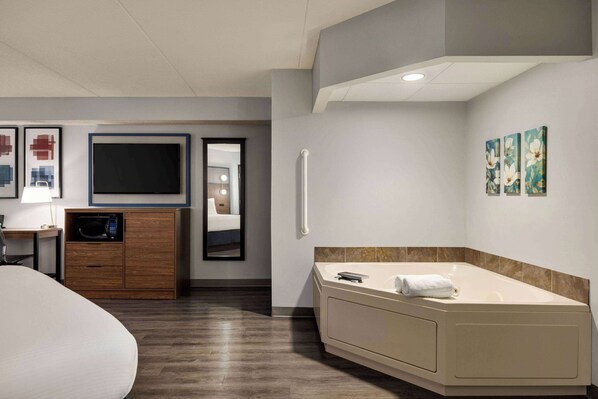 Deluxe Room, 1 King Bed | Desk, laptop workspace, blackout drapes, soundproofing