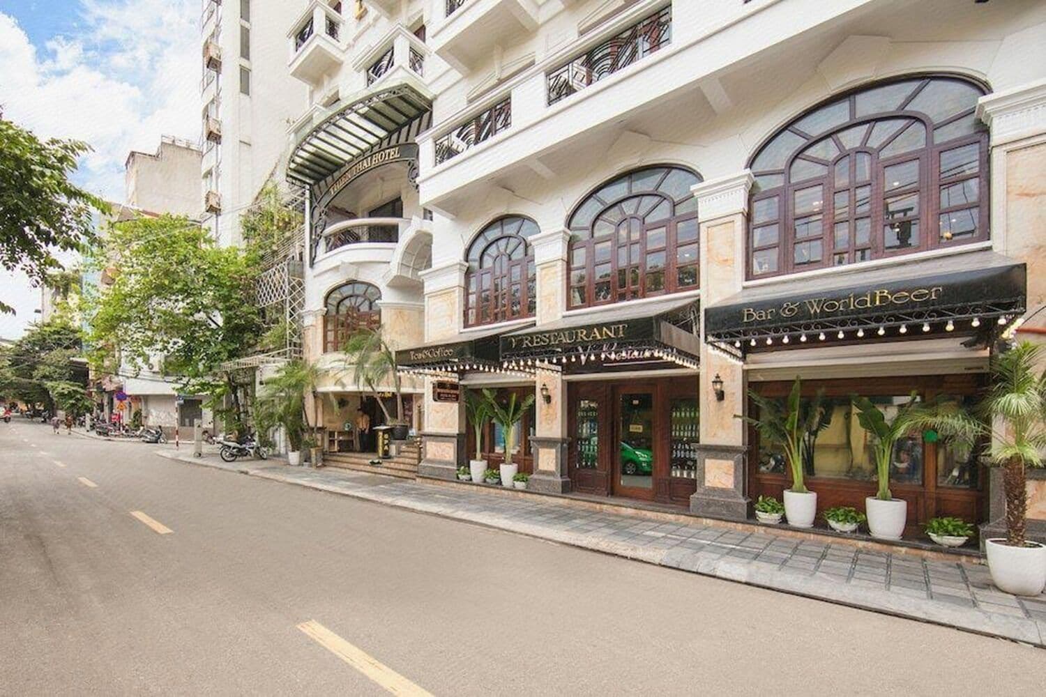 A hotel with a restaurant and a bar on the ground floor.