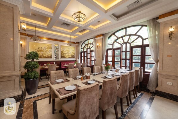 3 restaurants; breakfast, lunch, and dinner served