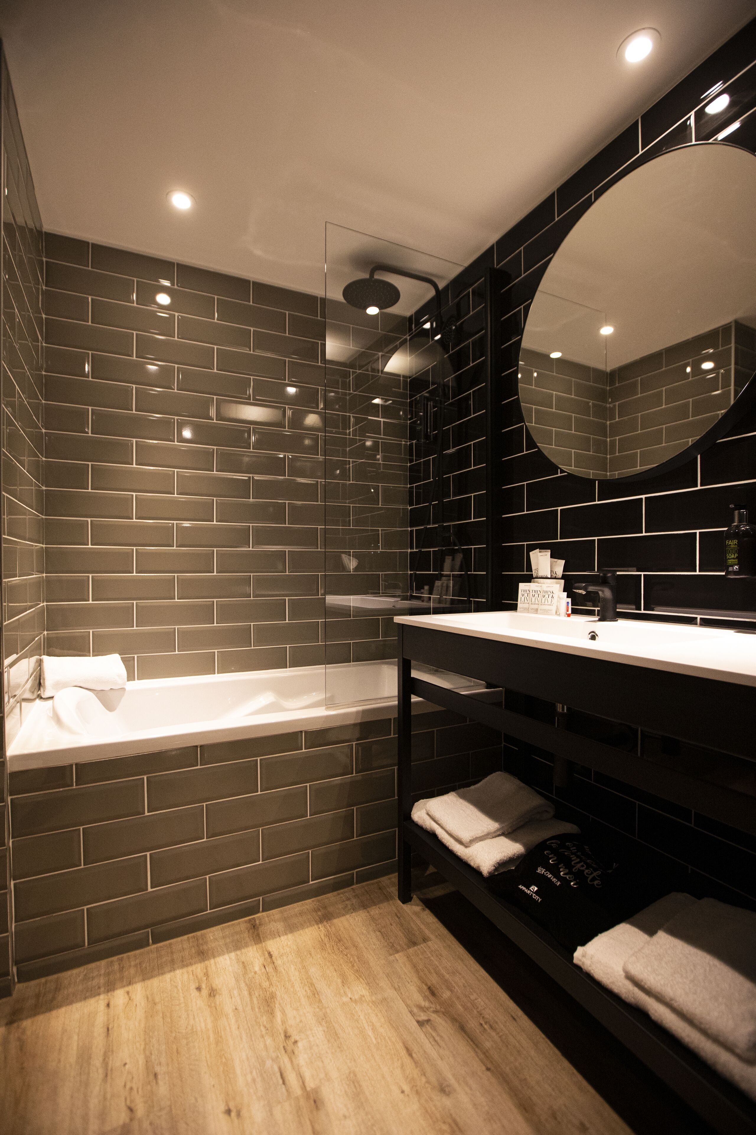 chambre double new generation | bathroom | free toiletries, hair dryer, towels, soap