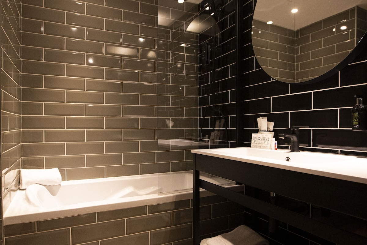 chambre double new generation | bathroom | free toiletries, hair dryer, towels, soap