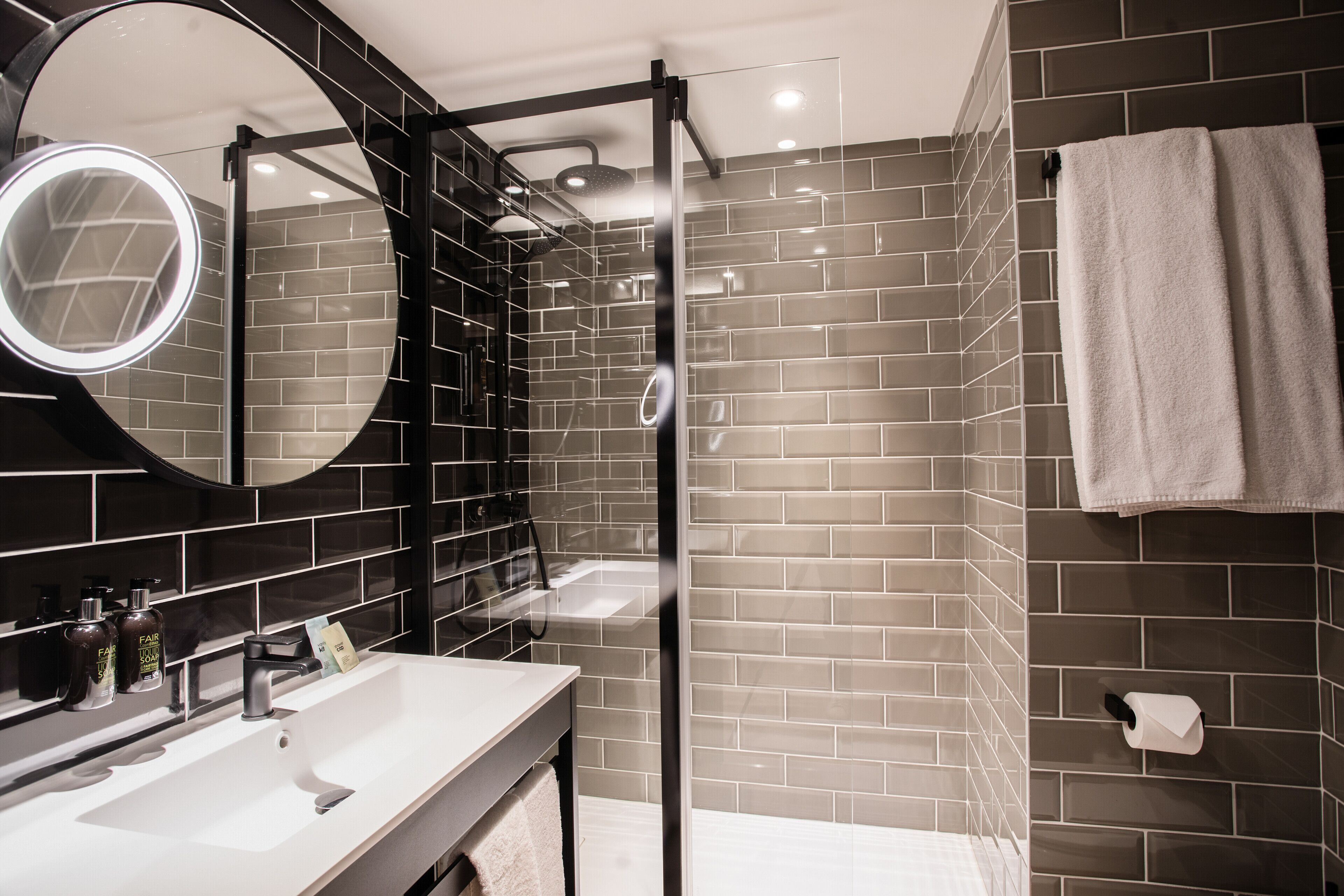 Articles de toilette gratuits, sèche-cheveux, serviettes fournies, savon