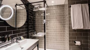 Articles de toilette gratuits, sĂšche-cheveux, serviettes fournies, savon