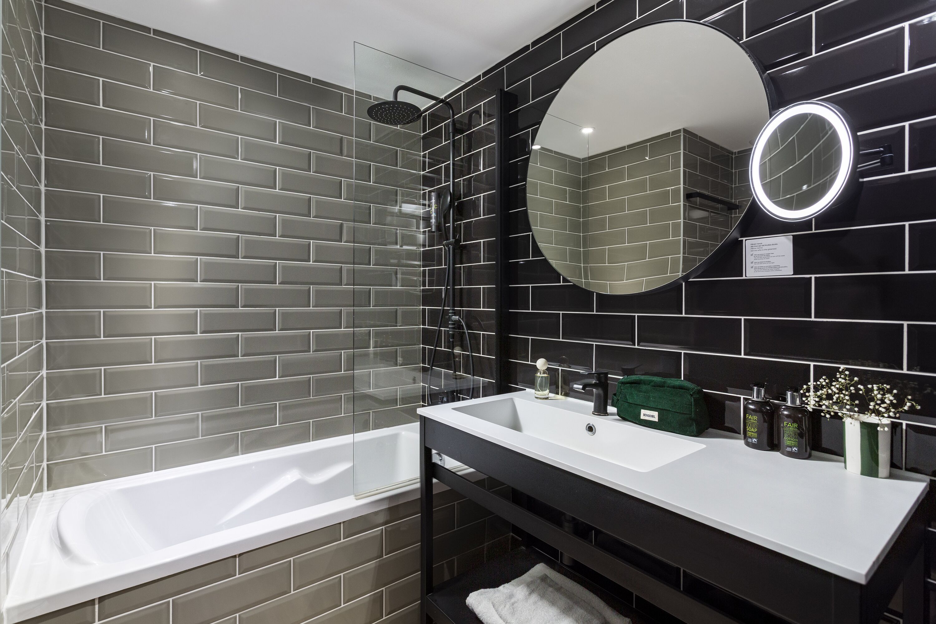 Une salle de bain moderne avec une baignoire, un lavabo et un miroir.