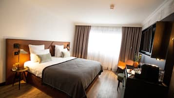 Dubbelrum | Värdeförvaringsskåp på rummet, skrivbord och arbetsyta för laptop