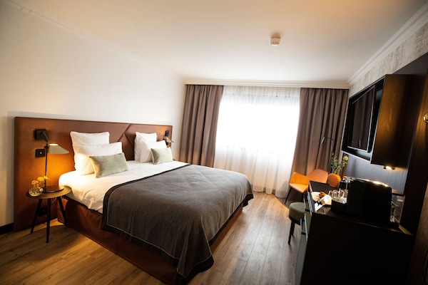 CHAMBRE DOUBLE NEW GENERATION | In-room safe, desk, laptop workspace, blackout drapes