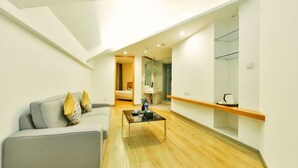 ห้องเอ็กเซกคิวทีฟ, เตียงควีนไซส์ 1 เตียง | มินิบาร์, โต๊ะทำงาน, ห้องเก็บเสียง, เตารีด/โต๊ะรีดผ้า