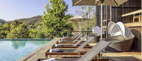 2 bars/lounges, poolside bar