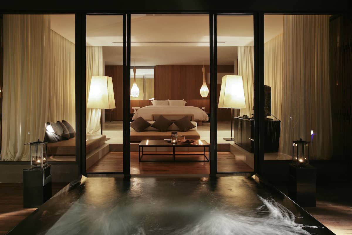 Habitación de diseño, 1 cama doble (Plunge Pool Pavilion) | Minibar, caja fuerte, escritorio y cortinas opacas