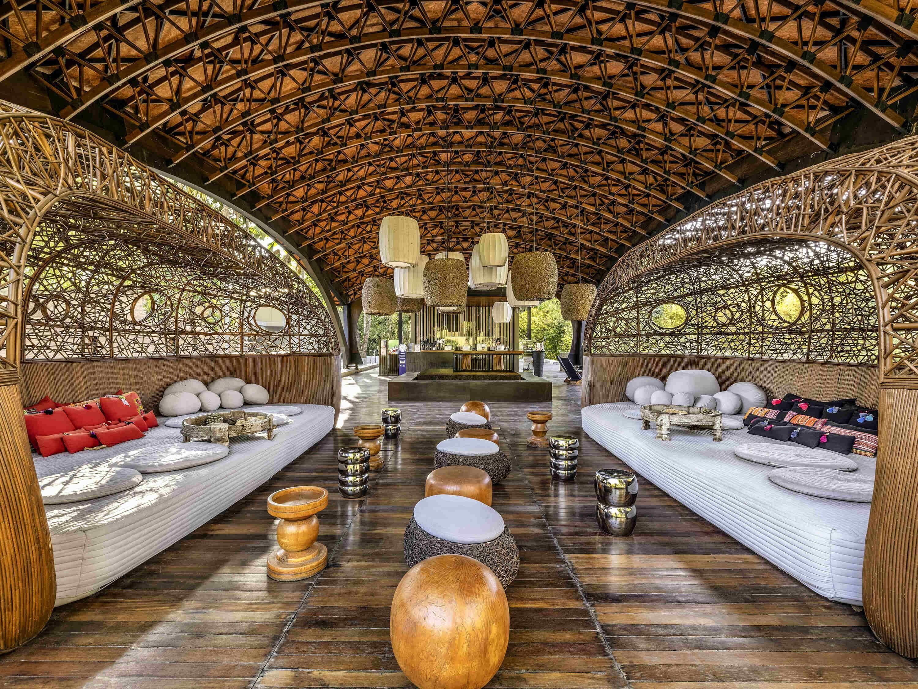 2 barer/lounger och bar vid poolen