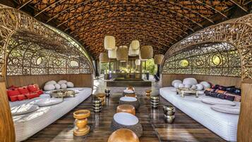 2 barer/lounger och bar vid poolen