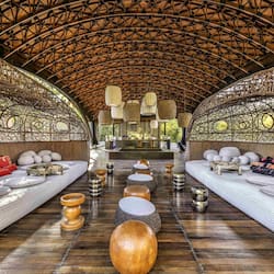 2 bares y bar junto a la piscina