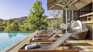 2 bars/lounges, poolside bar