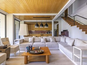 Vila presidencial, 1 cama de casal, piscina particular | Frigobar, cofres nos quartos, individualmente decorados