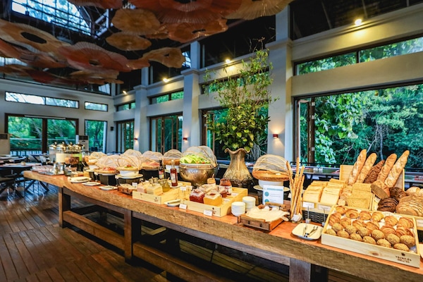 Daily buffet breakfast for a fee