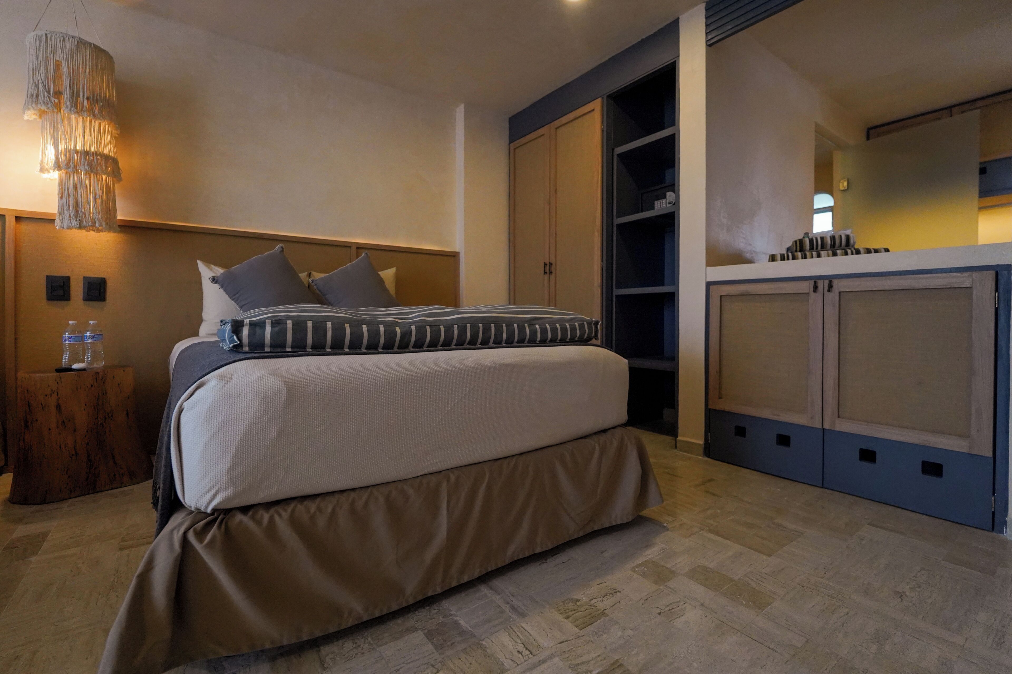 Superior Suite | Caja de seguridad en la habitación y escritorio 