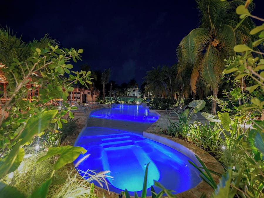 2 piscinas externas, espreguiçadeiras