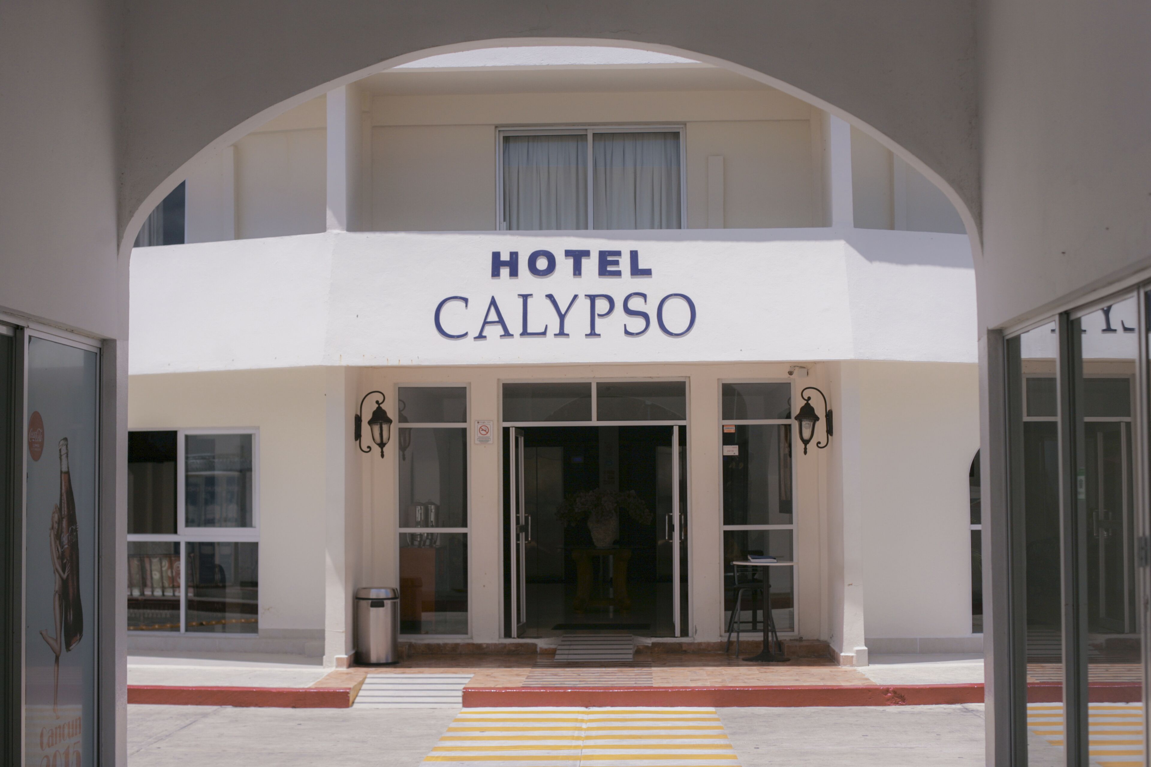Entrada de un hotel con un cartel que dice "HOTEL CALYPSO".