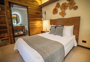 Mountain Room | 房內夾萬、書桌、免費 Wi-Fi、床單