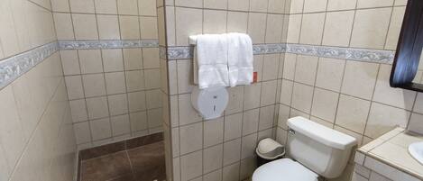 Kylpyhuone, jossa on suihku, wc ja pesuallas.